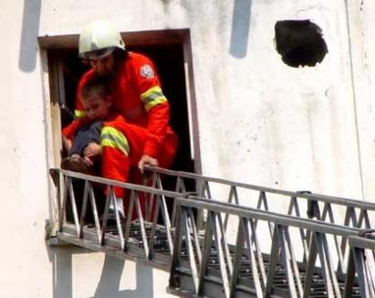 Copil de doi ani, salvat dintr-un dormitor în flăcări